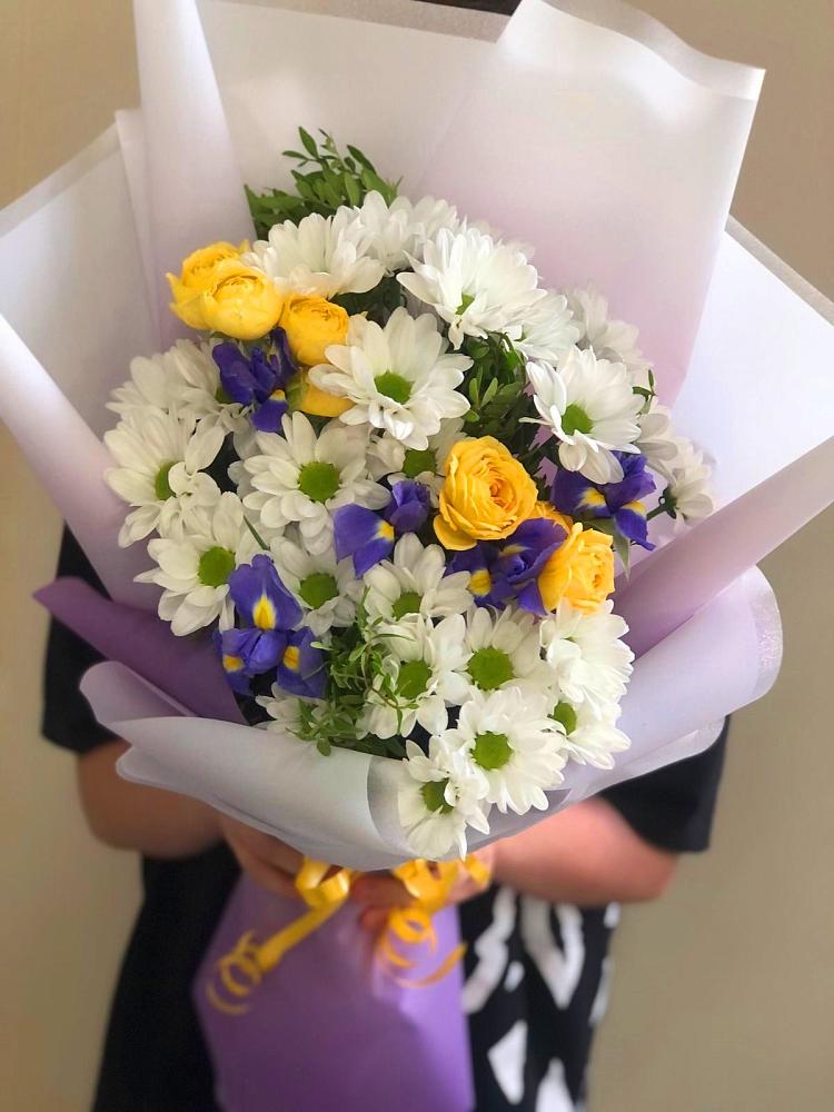 Букет цветов из: Ирисы, Хризантемы и Розы в Большая Соснова