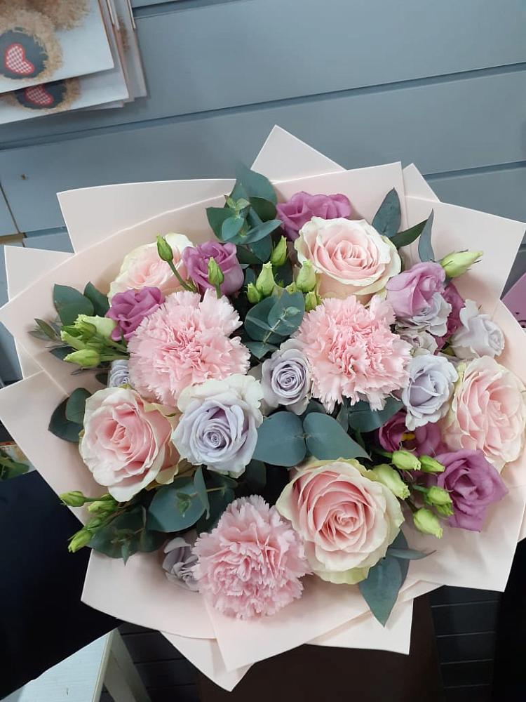 Букет цветов из: Розы, Гвоздики и Лизиантусы в Большая Соснова